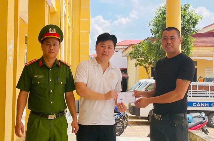 Công an xã Lạc Phượng: Nhanh chóng xác minh, trả lại tiền cho người dân chuyển nhầm
